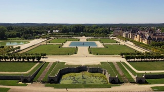 鸟瞰图中世纪地标皇家狩猎城堡枫丹白露和湖与白天鹅，法国视频素材模板下载