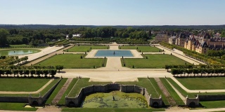 鸟瞰图中世纪地标皇家狩猎城堡枫丹白露和湖与白天鹅，法国