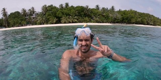 一个年轻的成年男子在度假时自拍——在马尔代夫戴着潜水面罩