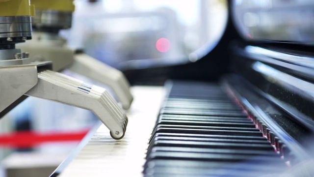 机器人弹钢琴