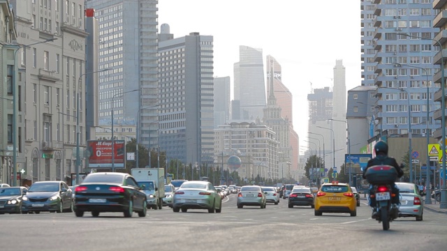 莫斯科,俄罗斯。2019年8月12日。街道的城市中心，汽车行驶在道路上