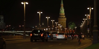莫斯科,俄罗斯。2019年8月10日。夜景，克里姆林宫的城墙，汽车沿着克里姆林宫的街道走到河堤上