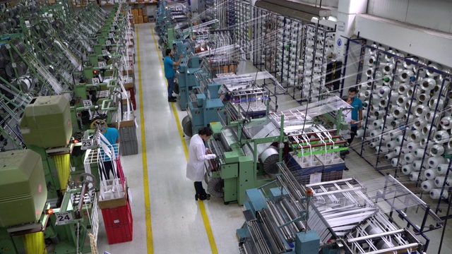 拉丁美洲人在橡胶厂的不同工位工作