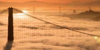 金门大桥日出在低雾和温暖的晨光