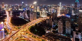 T/L WS HA PAN照亮夜间高架道路和繁忙的交通/上海，中国