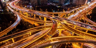 T/L WS HA ZO照亮高架道路和繁忙的交通夜晚/上海，中国