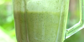 水果和蔬菜混合健康的绿色奶昔。香蕉莳萝冰沙