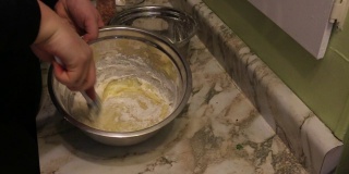 制作饼干的烹饪视频序列显示搅拌和混合配料
