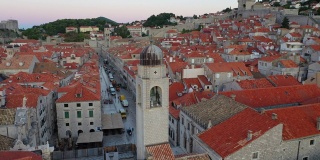 无人机电影日出场景杜布罗夫尼克老城在地中海，克罗地亚南部。杜布罗夫尼克被联合国教科文组织列入世界遗产名录。