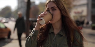 漂亮女人在城市里喝着咖啡