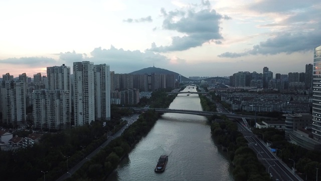 中国江苏省无锡现代城市建筑鸟瞰图