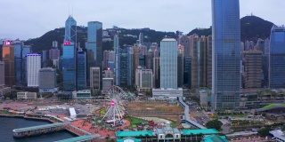 香港观景轮及位于中区的国际金融中心在尖沙咀码头进行观景。2019年6月15日，香港。