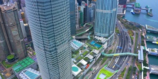 鸟瞰图道路交通和香港中央金融区摩天大楼在香港，中国。