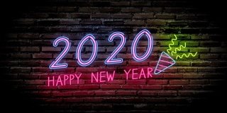 4 k。新年快乐，霓虹灯招牌在黑砖墙上闪闪发光。彩色的标志板上有彩色的文字，2020年新年快乐，派对装饰的popper