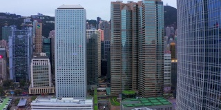 位于中环新海滨的香港观景轮和国际金融中心摩天大楼。2019年6月15日，香港。