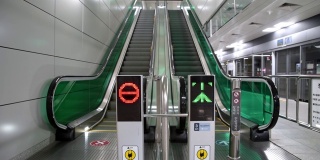 方向标志灯指示自动扶梯的运行方向。首尔,韩国。