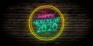 4 k。新年快乐，霓虹灯招牌在黑砖墙上闪闪发光。彩色的标志板上写着彩色发光的文字“2020年新年快乐”，用于聚会装饰