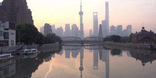 上海城市天际线和外白渡桥倒影在江中，中国。倾斜了拍摄
