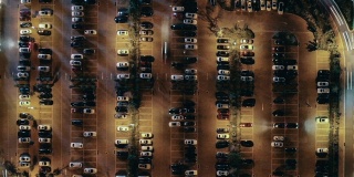 T/L在晚上繁忙的停车场