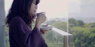 年轻女子在家喝咖啡