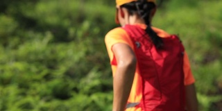 一位超级马拉松选手设置了智能手表，在热带雨林的山坡上跑步，慢动作