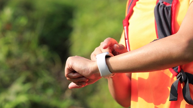一位超级马拉松选手设置了智能手表，在热带雨林的山坡上跑步，慢动作
