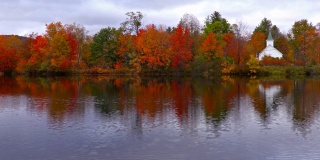 新罕布什尔州苏纳皮湖地区的秋天