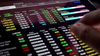 分析股票市场数据平板电脑，交易股票视频素材模板下载