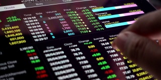 分析股票市场数据平板电脑，交易股票