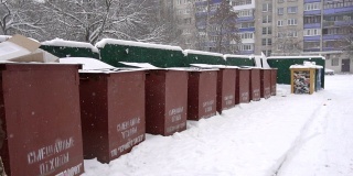 垃圾桶在院子里，正下雪，冬天，背景，污染