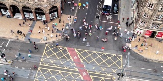 在英国苏格兰爱丁堡王子购物街，拥挤的行人和公共汽车和有轨电车