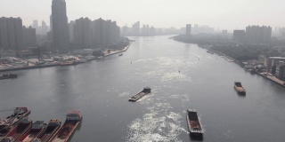 无人机在大城市的一条可航行的河流上空飞行
