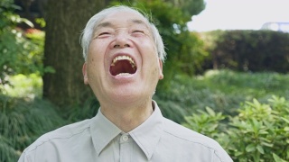 快乐的中国老人户外肖像视频素材模板下载