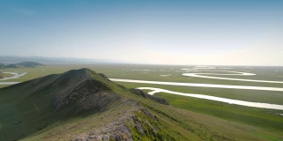 在中国新疆，美丽的巴音布鲁克草原