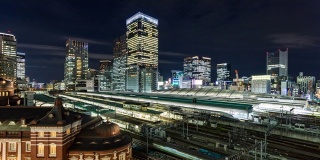 时间流逝-东京车站和现代摩天大楼/东京，日本