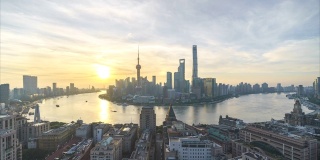 中国上海的城市天际线和城市景观在日出时的4K时间推移。(一天晚上)
