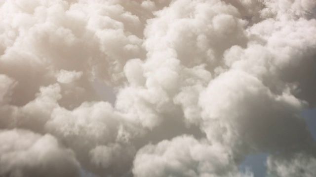 4k飞行绒毛云背景-可循环-阳光，温暖，天空