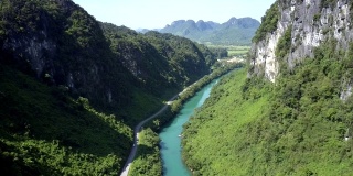 空中陡峭的岩石河岸和公路在绿色峡谷