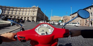 骑摩托车:在罗马市中心骑摩托车