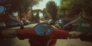 骑摩托车:在罗马市中心骑摩托车