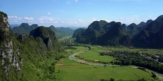 航空全景图绿色山谷与长河流和山脉