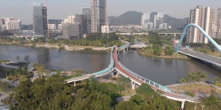 一座横跨河流的现代行人天桥，简约的设计