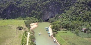 上面的视图河与帆船运行从老洞穴