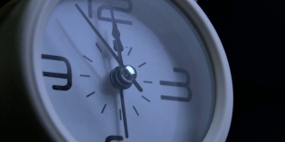 白色复古闹钟显示时间接近午夜
