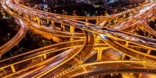 T/L WS HA ZI照亮高架道路和繁忙的交通在晚上/上海，中国