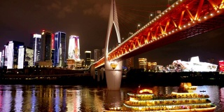 这座桥在夜晚的城市里