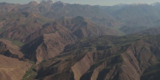 俯瞰阿富汗古尔的兴都库什山脉