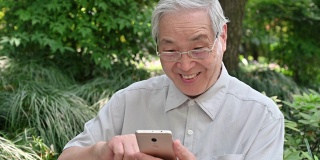 中国老人在用智能手机