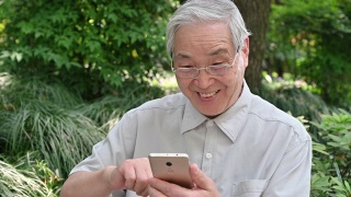 中国老人在用智能手机视频素材模板下载