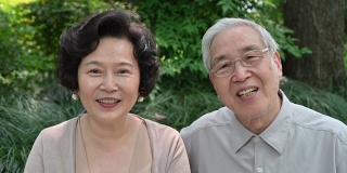 图为一对欢快的中国老年夫妇在户外